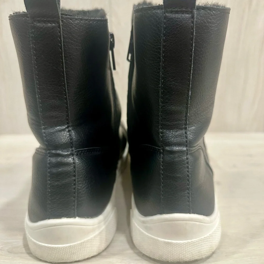 Cat & Jack Black Zip Up Sneaker Boots Size 5 🥳HOST PICK🥳
